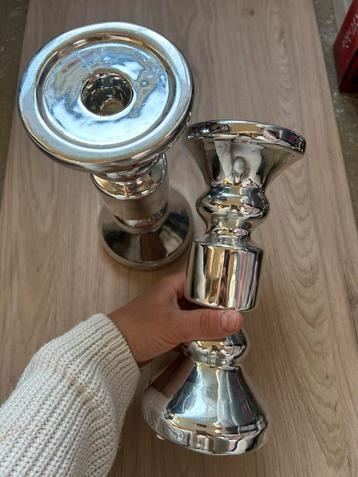 Zilverkleurige Kandelaars - Set van 2 beschikbaar voor biedingen