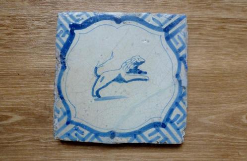 Bijzondere antieke 17e eeuwse tegel met LEEUW in WAN LI!, Antiek en Kunst, Antiek | Wandborden en Tegels, Ophalen of Verzenden