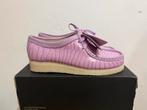 Te koop nieuwe Clarks Wallabee Mauve Croc, Kleding | Dames, Schoenen, Nieuw, Ophalen of Verzenden, Roze, 123@home.nl