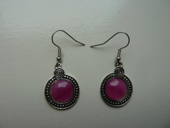 Silver Metal Earrings set with Purple/Red Center, Sieraden, Tassen en Uiterlijk, Oorbellen, Nieuw, Hangers, Zilver, Rood, Ophalen