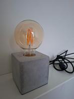 Moderne tafellamp met betonnen voet, Overige materialen, Ophalen of Verzenden, Zo goed als nieuw, Modern