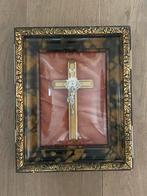 Kruisbeeld onder glazen koepel in lijst, Ophalen of Verzenden