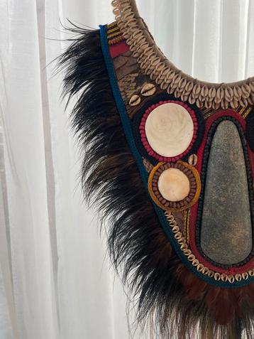 Ceremoniële ketting op standaard beschikbaar voor biedingen