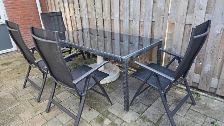 Tuinset met parasolvoet, Tuin en Terras, Tuinsets en Loungesets, Gebruikt, Tuinset, Kunststof, 4 zitplaatsen, Eettafel, Stoel