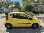 Peugeot 107 1.0 12V 3DR 2010 Geel 61.177 km, Auto's, Voorwielaandrijving, Stof, Zwart, Overige kleuren