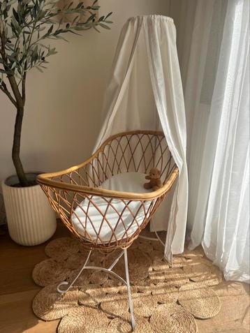 Stijlvolle rotan wieg met matras en hemeltje – boho/naturel beschikbaar voor biedingen