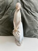 Vintage Lladro beeldje A basket of goodies nr 4501 vintage, Ophalen of Verzenden, Zo goed als nieuw, Mens