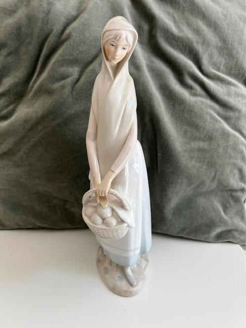 Vintage Lladro beeldje A basket of goodies nr 4501 vintage, Verzamelen, Beelden en Beeldjes, Zo goed als nieuw, Mens, Ophalen of Verzenden