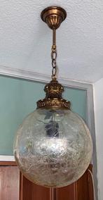 Antieke hanglamp met reliëf glasbol/messing ophangsysteem, Antiek en Kunst, Ophalen of Verzenden