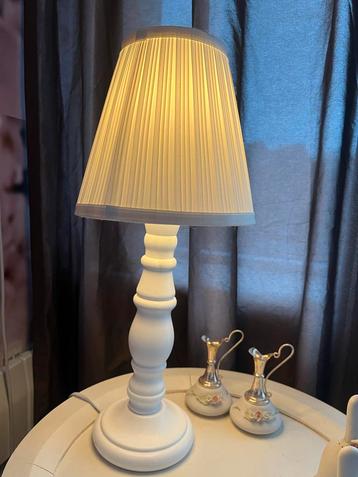 Landelijke tafellamp met witte kap