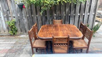 Tafel notenhout met stoelen beschikbaar voor biedingen