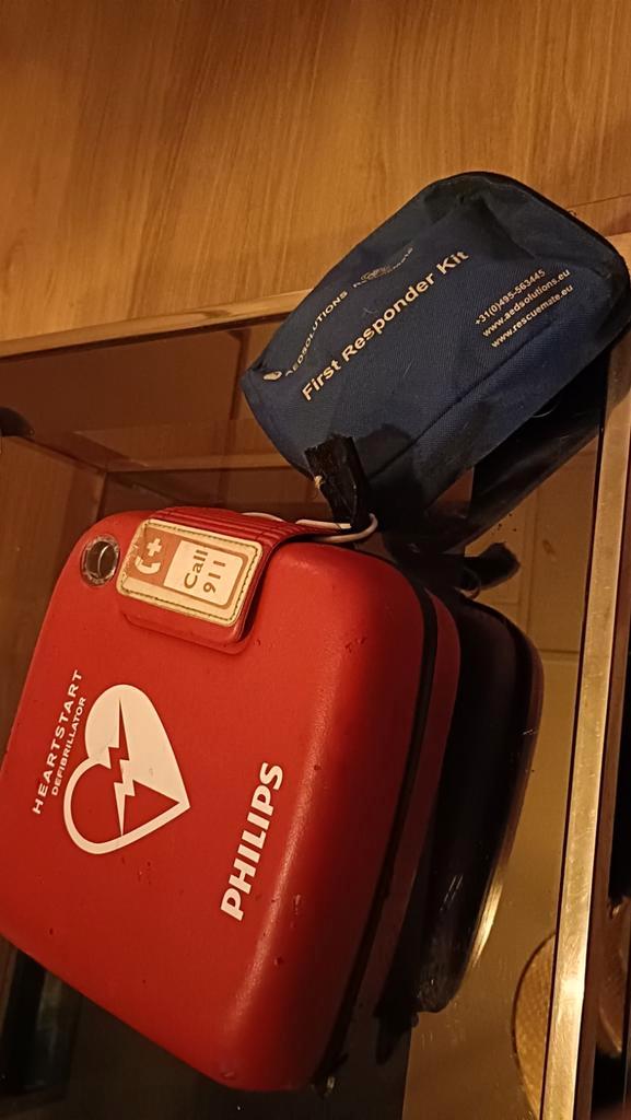 Phillips AED met First Response kit set., Diversen, Verpleegmiddelen, Zo goed als nieuw, Ophalen of Verzenden