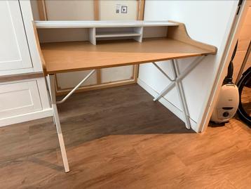 Mooi bureau wit met hout beschikbaar voor biedingen