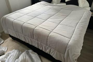 Grijs dekbed, wasbaar. Weinig gebruikt 200x200 beschikbaar voor biedingen