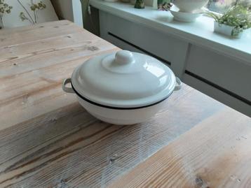 Leuk wit emaille schaaltje met blauwe rand en deksel.  beschikbaar voor biedingen