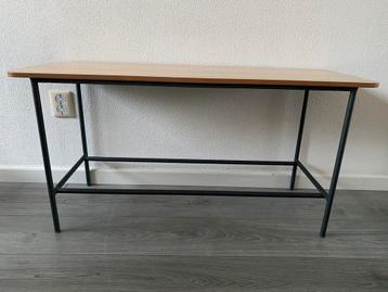 Bijzettafel met houten blad beschikbaar voor biedingen