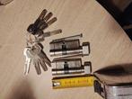 2 Knopcilinders gelijksluitend, Doe-het-zelf en Verbouw, Hang- en Sluitwerk, Ophalen of Verzenden, Zo goed als nieuw, Chroom, Slot