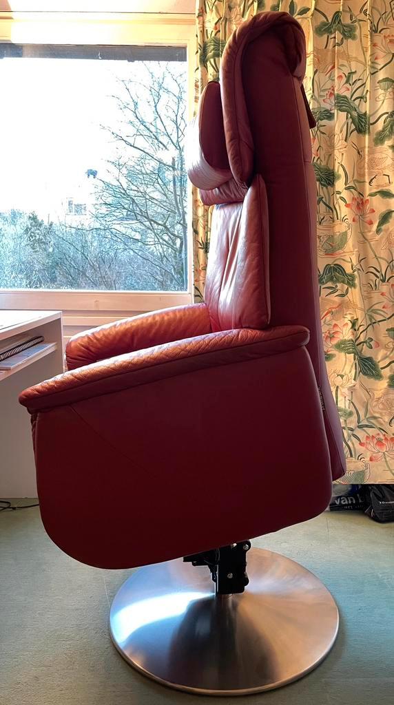 Echt lederen rode sta-op-stoel van Prominent, Huis en Inrichting, Fauteuils, Zo goed als nieuw, 50 tot 75 cm, Ophalen