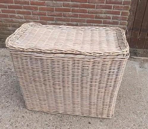 Grote rieten mand met losse deksel, Huis en Inrichting, Woonaccessoires | Schalen en Manden, Zo goed als nieuw, Rechthoekig, Riet