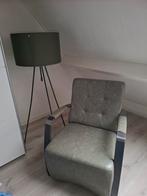 Pistachegroene fauteuil met metalen armleuningen, Ophalen