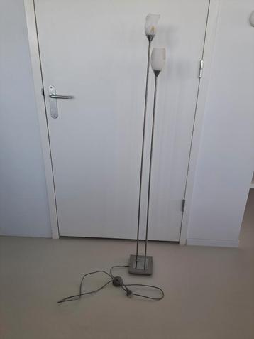 Vloerlamp RVS met kapotte glazen kapjes  beschikbaar voor biedingen
