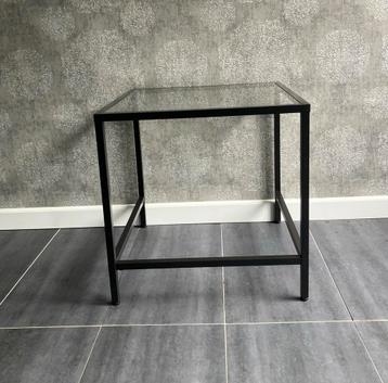 Nachtkastje vierkant zwart metaal met glas plaat beschikbaar voor biedingen