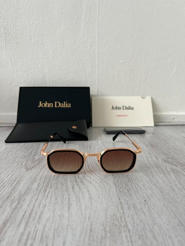 John Dalia Zonnebril - Stijlvol en Uniek!, Sieraden, Tassen en Uiterlijk, Zonnebrillen en Brillen | Heren, Nieuw, Zonnebril, Overige merken