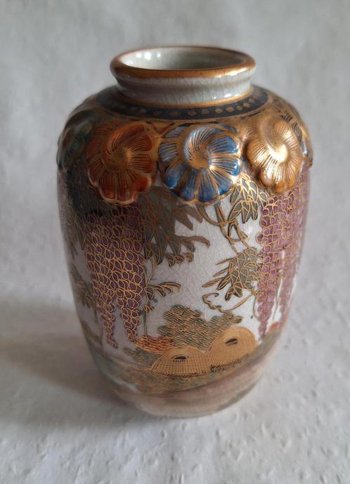 Japanse Satsuma vaas reliëf decor landschap, blauwe regen., Antiek en Kunst, Antiek | Vazen, Ophalen
