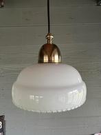Vintage brocante hanglamp uit de jaren 60, prachtig melkglas, Gebruikt, Ophalen of Verzenden, Glas, 75 cm of meer