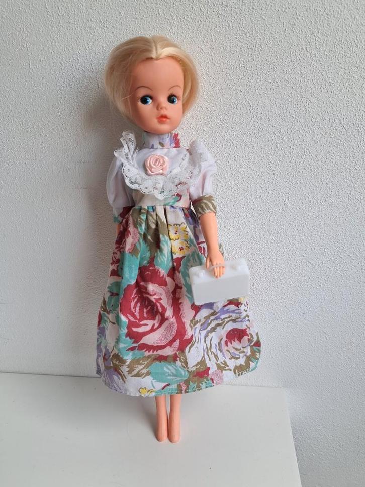 Nachthemd met koffer voor barbie sindy fleur excl pop, Verzamelen, Poppen, Gebruikt, Kleertjes, Ophalen of Verzenden