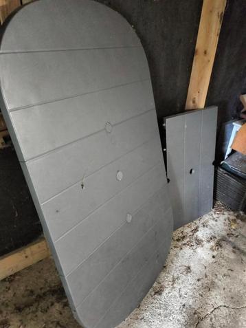 Tuintafel beschikbaar voor biedingen