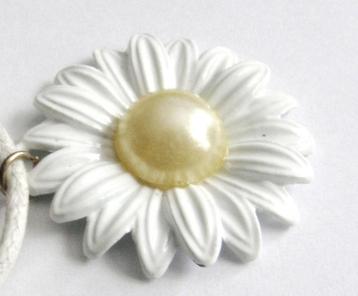 Prachtige grote kamille bloem hanger emaille met f-parel beschikbaar voor biedingen