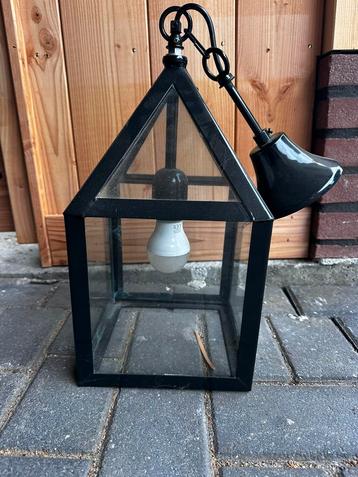 Zwarte metalen lamp met glas (2 stuks) beschikbaar voor biedingen
