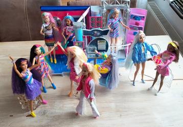 10 Barbies en speelset Disco met de American Music Studio beschikbaar voor biedingen