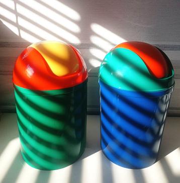 Italiaanse vintage plastic afvalbak/emmer (Memphis stijl70s) beschikbaar voor biedingen