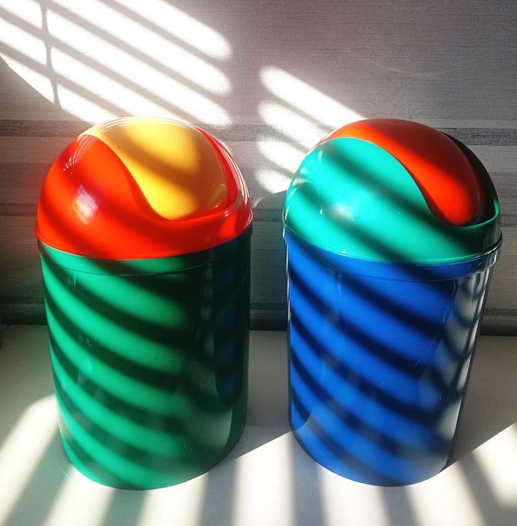 Italiaanse vintage plastic afvalbak/emmer (Memphis stijl70s), Huis en Inrichting, Woonaccessoires | Prullenbakken, Gebruikt, Kunststof