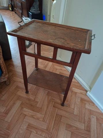 Antiek theetafeltje met Dienblad beschikbaar voor biedingen