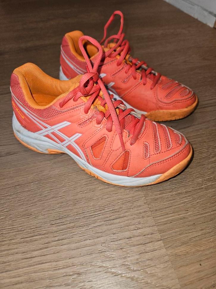 Asics zaalschoenen maat 35 (valt als 34), Sport en Fitness, Hockey, Zo goed als nieuw, Schoenen, Ophalen of Verzenden