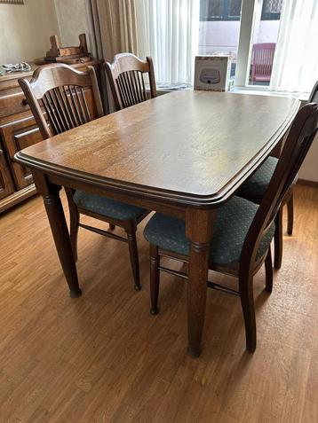 Eettafel met stoelen beschikbaar voor biedingen