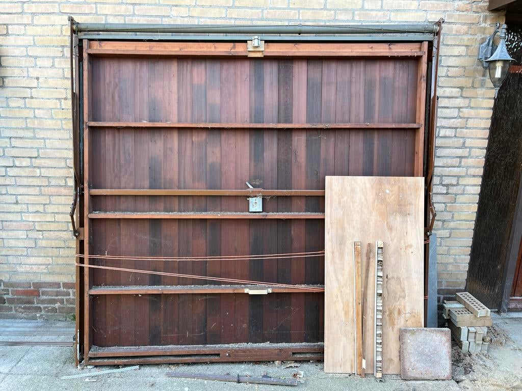 Gratis Garagedeur - 2,25m breed x 2m hoog, Doe-het-zelf en Verbouw, Deuren en Horren, Ophalen, Gebruikt, 120 cm of meer, Garagedeur