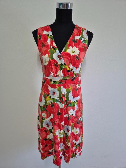 J422 - Rode Studio Anneloes bloemenjurk maat M (1), Kleding | Dames, Jurken, Zo goed als nieuw, Maat 38/40 (M), Rood, Onder de knie