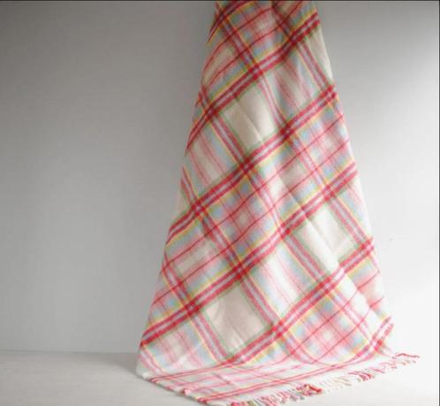 Prachtige geruiten wollen vintage sprei / deken pastel Ikea, Huis en Inrichting, Woonaccessoires | Plaids en Woondekens, Zo goed als nieuw
