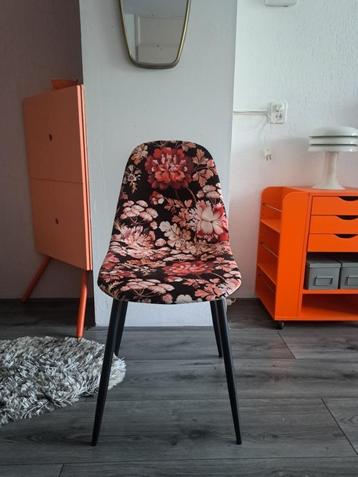 Mooie stoel eettafel (zwart en oranje bloemenpatroon) beschikbaar voor biedingen
