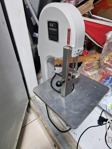 Zaag machine.  beschikbaar voor biedingen