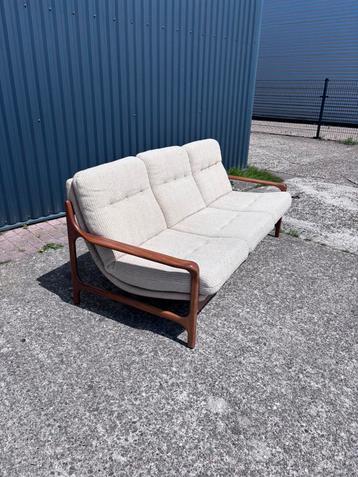Vintage bank teak design beschikbaar voor biedingen