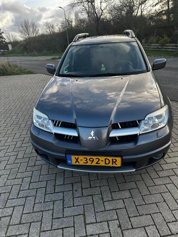 Super Mooie En Goede Mitsubishi Outlander 2.5 Automaat 4x4  beschikbaar voor biedingen