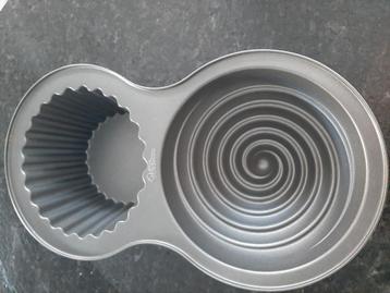 Nieuwe smashcake vorm, Wilton bakvorm.  beschikbaar voor biedingen