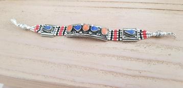 Tibetaans zilveren armband met sponskoraal en Lapis beschikbaar voor biedingen