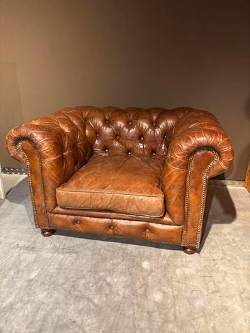 Stoere Vintage Chesterfield Clubfauteuil merk Ralph Lauren beschikbaar voor biedingen