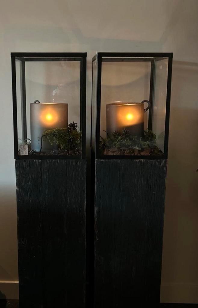 2 Grote Hoogehuys Windlichten stolp stalen frame zuil, Huis en Inrichting, Woonaccessoires | Kandelaars en Kaarsen, Gebruikt, Kandelaar